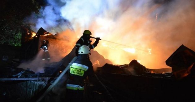Примчались пять "скорых": под Киевом  возле АЗС горит ресторан. ФОТО, ВИДЕО