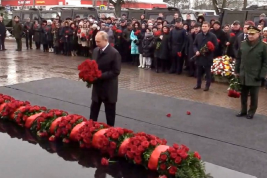 Недобрый знак: Путин у памятника уронил две гвоздики. ФОТО