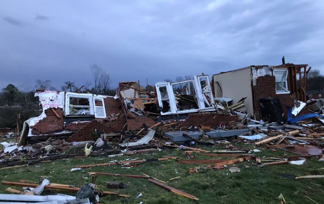 Жилые дома и школы превратились в руины: торнадо уничтожил более 40 зданий, есть погибшие