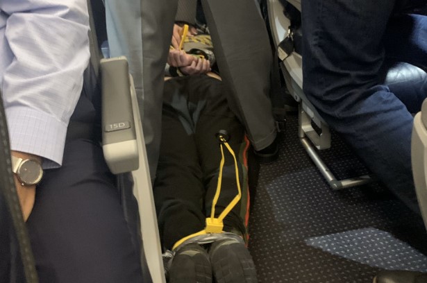 Буйный пассажир хотел выйти из самолета во время полета. ВИДЕО