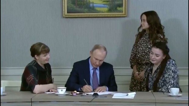 Женщина одной фразой унизила Путина на глаза у всей России. ВИДЕО