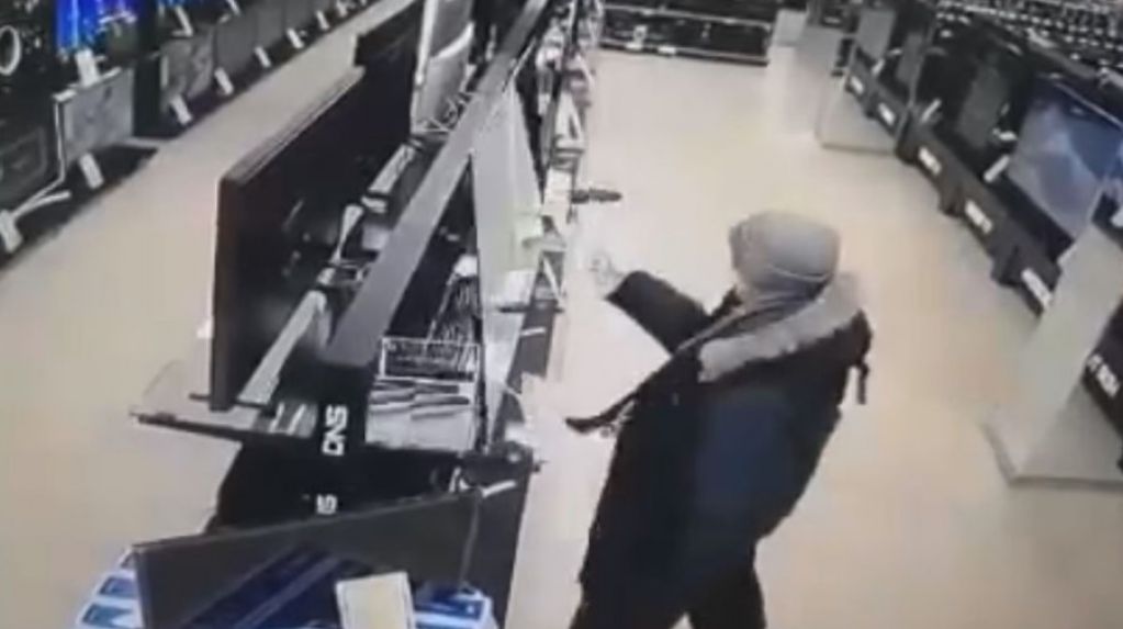 Мужчина с молотком атаковал телевизоры в магазине: дикий погром попал на ВИДЕО