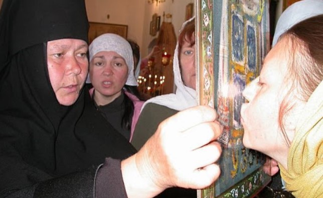 Целование икон: украинская Церковь обратилась к верующим
