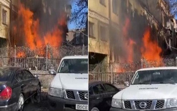 Пожар в центре Киева: рискуя жизнью люди спасали иномарки. ВИДЕО