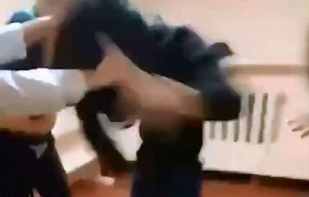 Школьница жестоко избила сверстницу в раздевалке, снимая это на ВИДЕО
