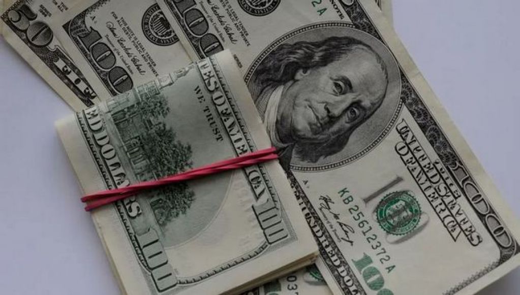 Взрослым - по 1000, детям - по 500 долларов: из-за коронавируса начинают раздавать деньги
