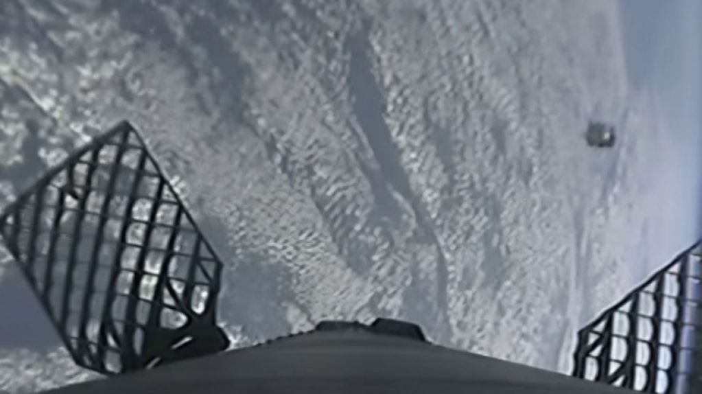 Ракета SpaceX чуть не столкнулась с НЛО. ВИДЕО