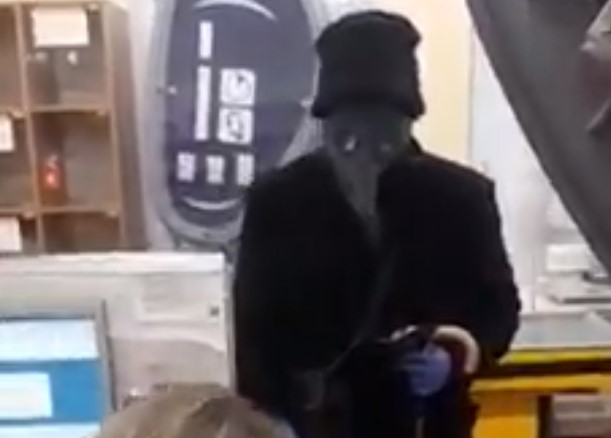На Тернопольщине покупатель явился в магазин в маске чумного доктора. ВИДЕО