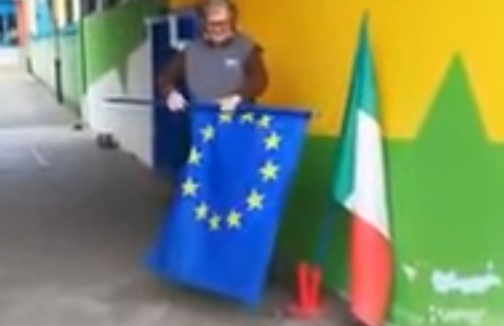 В Италии флаг Евросоюза заменили на российский. ВИДЕО