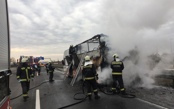 В салоне было около 50 человек: в Венгрии дотла сгорел автобус, перевозивший украинцев