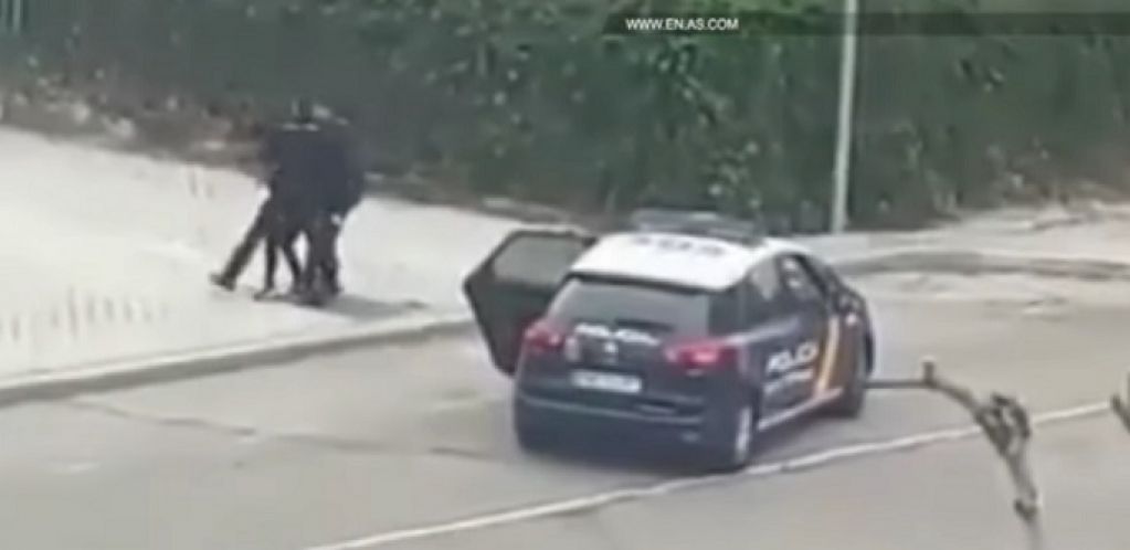 Девушку, нарушившую карантин, "скрутили" бравые полицейские. ВИДЕО