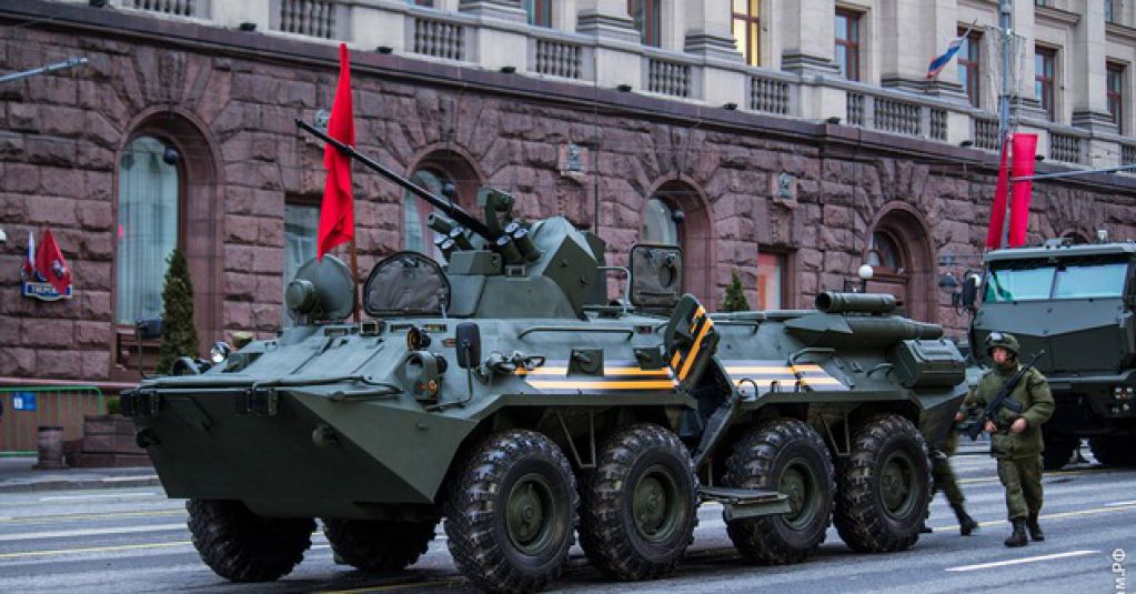 В Москве против вируса бросили БТРы. ВИДЕО