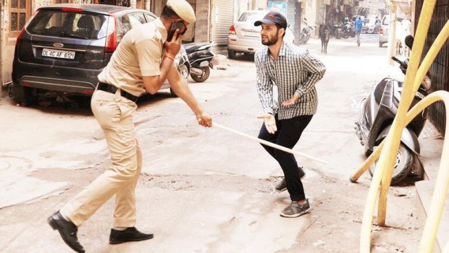 В Индии полицейские колотят палками нарушителей карантина