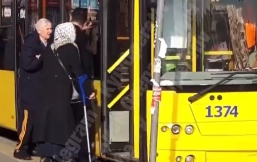 В Киеве старика без маски вышвырнули из салона троллейбуса. ВИДЕО