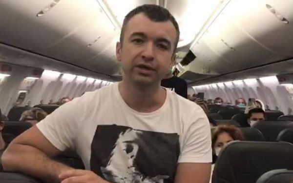 Вернувшиеся из Бали украинцы записали видео из салона самолета