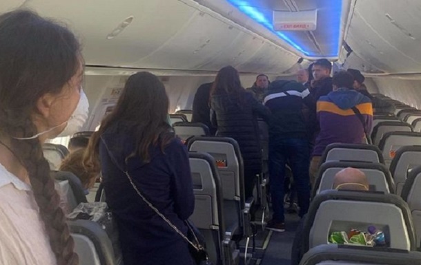 В Борисполе полсотни пассажиров оказались заблокированными в самолете. И вот почему