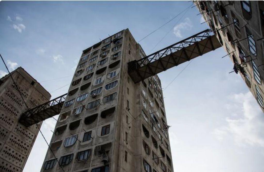 Зачем в Грузии построили мосты между советскими панельными домами. ФОТО