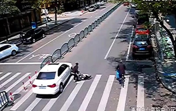 Лишь молниеносная реакция отца спасла ребенка от неминуемой гибели. ВИДЕО