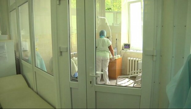 Гремит скандал: украинка с вирусом лежала в обычной больнице, пока не сделали тест