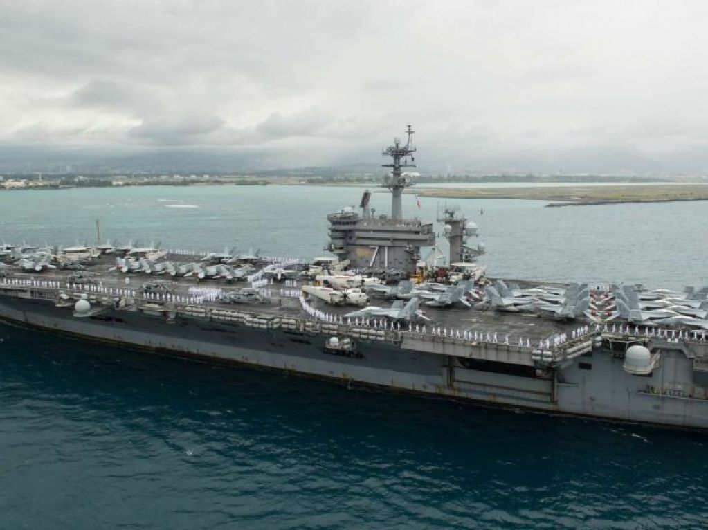 Коронавирус добрался до военных США: на борту авианосца более 100 зараженных