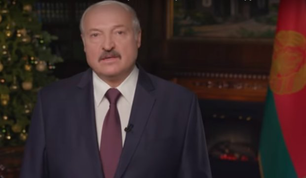 "Как доить коров на удаленке": Сеть хохочет над фразой Лукашенко