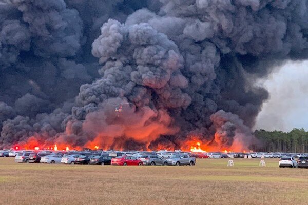 Пожар был виден за несколько километров: у аэропорта сгорели 3,5 тысячи машин