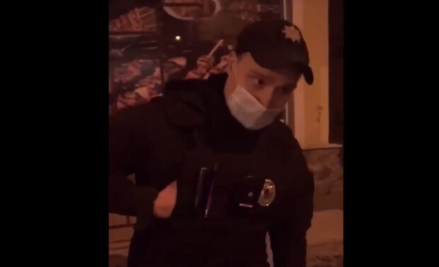 "Они допрыгаются": полицейские решили оштрафовать киевлянина, ходившего в магазин. ВИДЕО