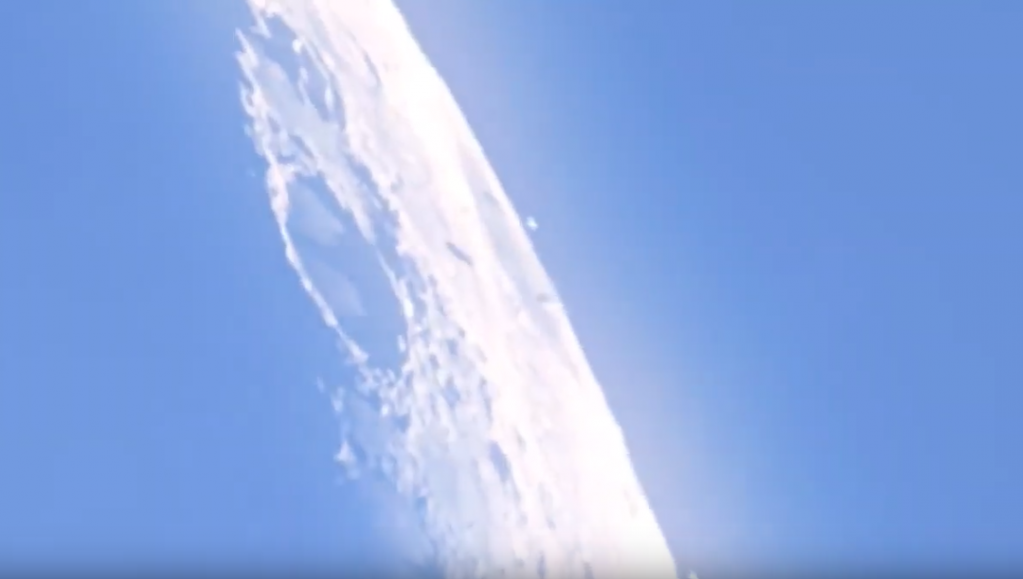 Астроном увидел около Луны огромные космические корабли. ВИДЕО