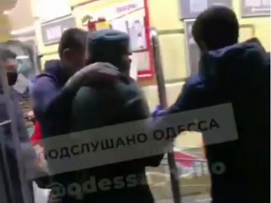 Вместо маски был шарф: в Одессе охранники супермаркета избили покупателя. ВИДЕО
