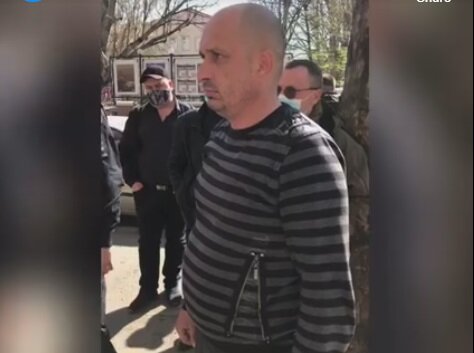 Маршрутчик в Николаеве на коленях ответил за издевательство над ветераном АТО