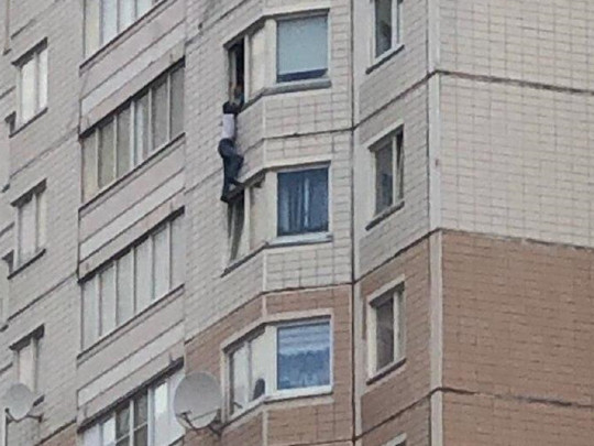 В Москве женщина 15 минут держала за руки выпавшего из окна пьяного друга. ФОТО
