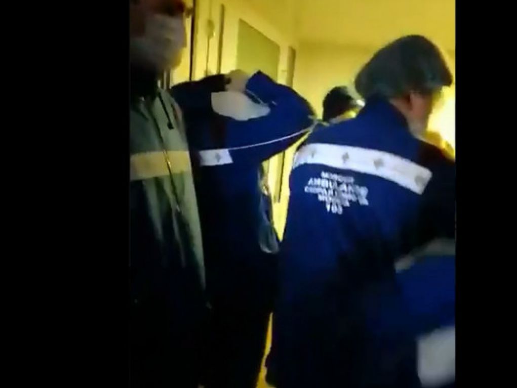 Сеть в шоке от очереди врачей "скорой", которые привезли коронавирусных больных