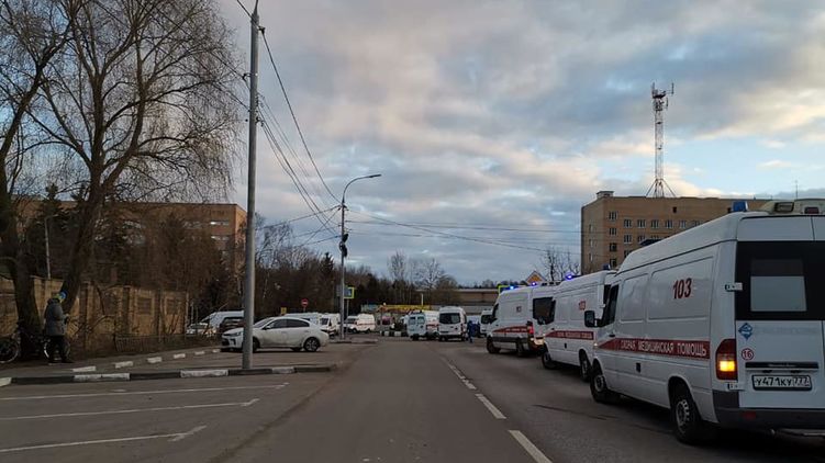 Коронавирус в Москве: появилось ВИДЕО гигантских очередей из скорых
