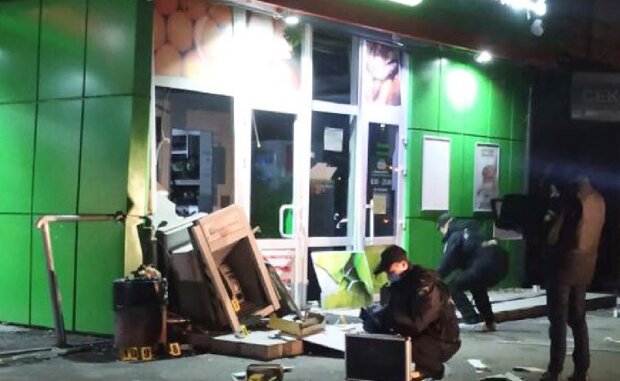 Мощный взрыв прогремел в киевском супермаркете: кадры ЧП