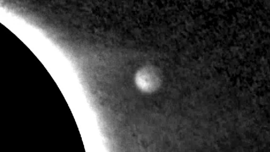 Гигантский НЛО около Солнца был зафиксирован спутником NASA. ВИДЕО