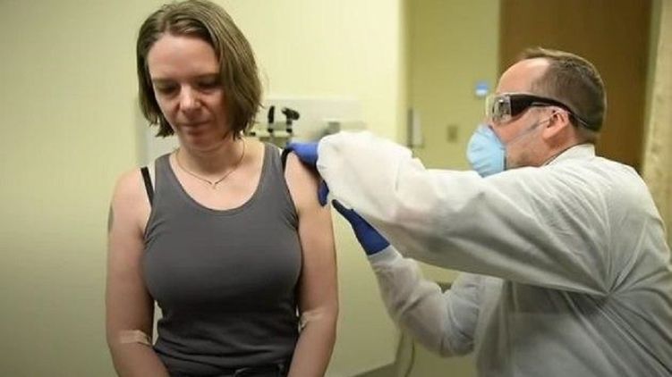 Американке первой ввели экспериментальную вакцину от коронавируса