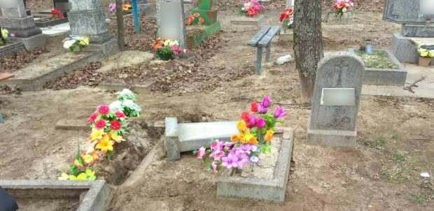 Семейная пара устроила погром на кладбище под Харьковом: кадры беспредела