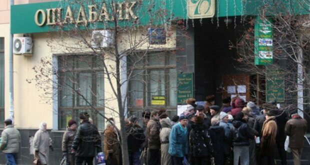 Ощадбанк и Приватбанк предупредили украинцев о новом графике