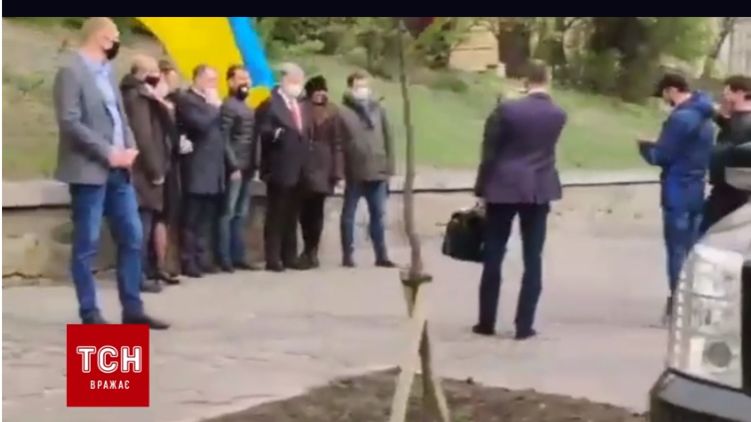 Водитель Порошенко грубо нарушил ПДД ради селфи своего шефа. ВИДЕО