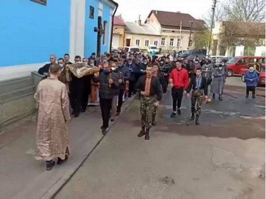 Многие были без масок: на Львовщине устроили массовое шествие в разгар карантина