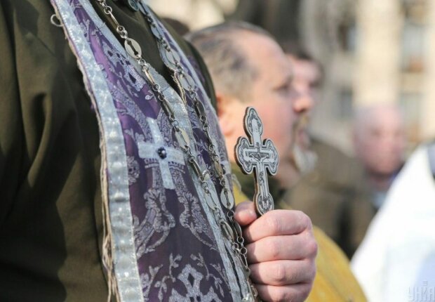 "Пусть Бог бережет": больной коронавирусом священник зазывает украинцев на литургию