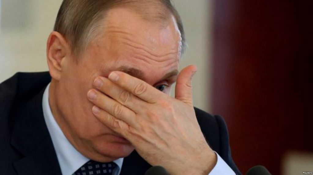 Путин выбрал странную позу, чтоб поздравить с Пасхой. ФОТО
