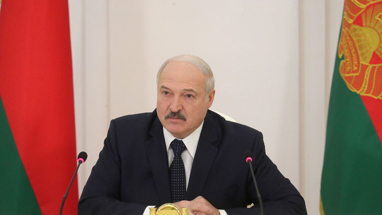 Лукашенко жалуется на "паршивых собак", критикующих его из-за пандемии коронавируса