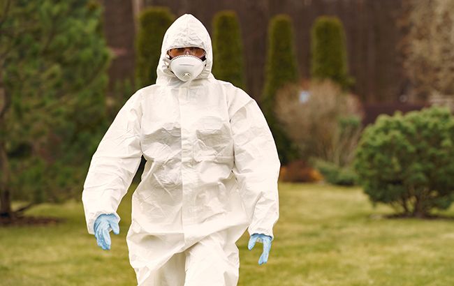 Минздрав оскандалился с защитными костюмами от коронавируса для врачей