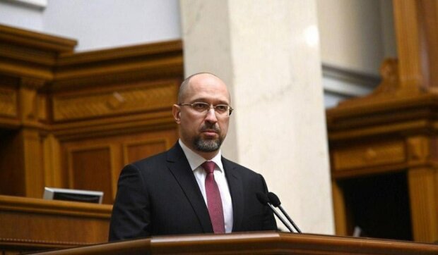 Премьер пообещал украинцам по две пенсии