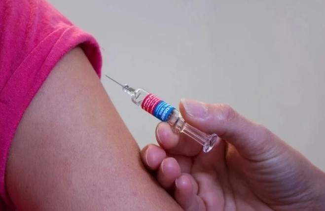 Продолжать вакцинацию: громкое заявление Минздрава