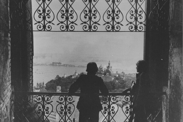 Гитлеровские солдаты смотрят на Киев: в Сеть выложили редкие фото