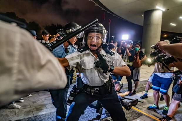  В Гонконзі поліція жорстко придушила протести