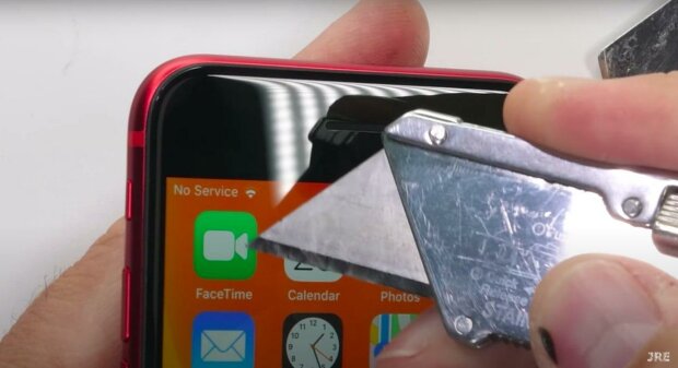 Эксперты испытали на прочность новенький iPhone SE. ВИДЕО