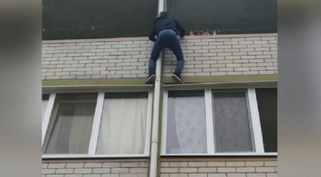 Ревнивец залез по трубе к новому любовнику девушки: результат стал неожиданным